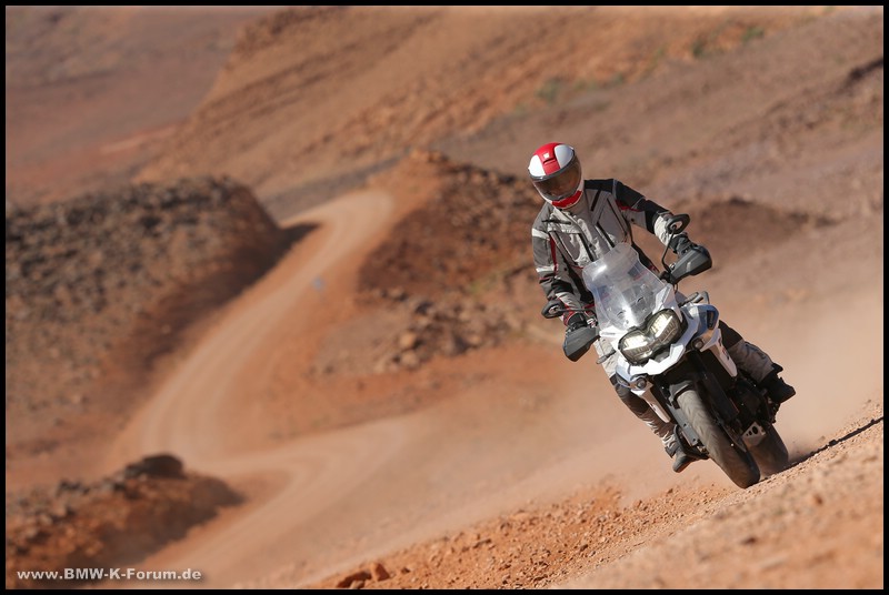 Michael Bense auf A41 und Triumph Tiger 1200 in Wüste