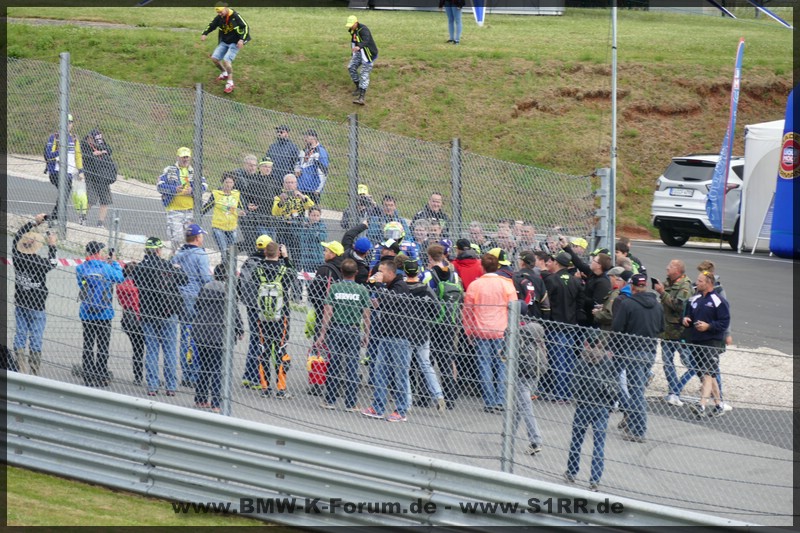 Menschentraube um Rossi am Sachsenring 2017