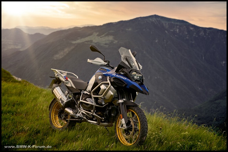 R 1250 GS Adventure auf Wiese - rechte Seite