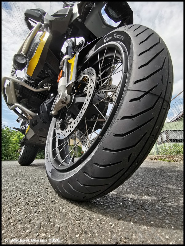 Pirelli Angel GT 2 auf R 1250 GS Adventure - vorne neu