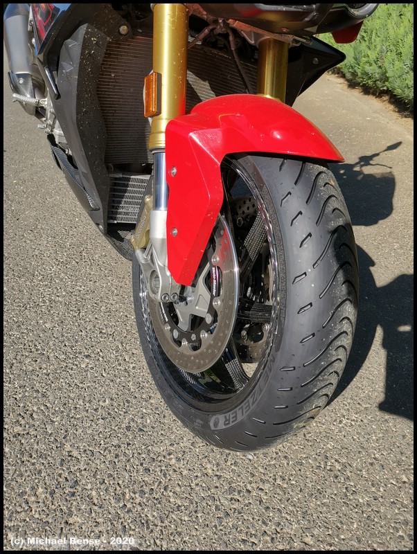 Metzeler Roadtec 01 SE - Vorne auf BMW S 1000 R