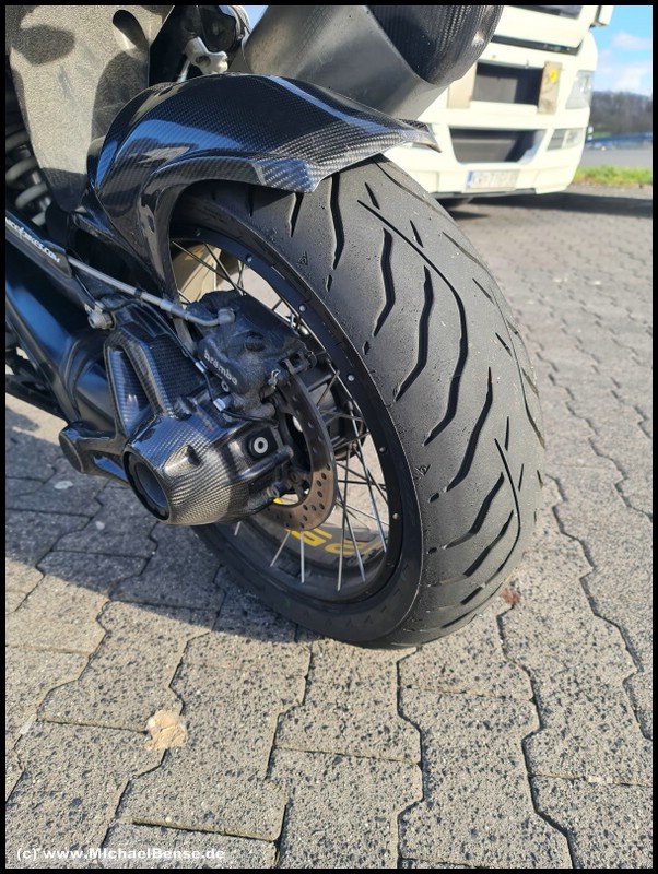 Dunlop RoadSmart 4 auf R 1250 GSA - hinten angefahren