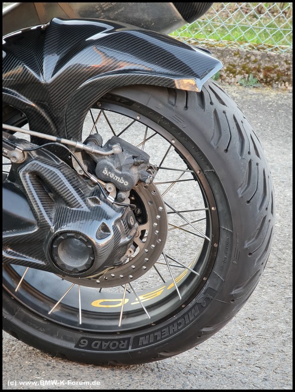 Michelin Road 6 Auf R 1250 GSA - hinten angefahren