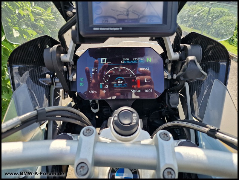 Cockpit beim Test Michelin Anakee Road auf R 1250 GSA