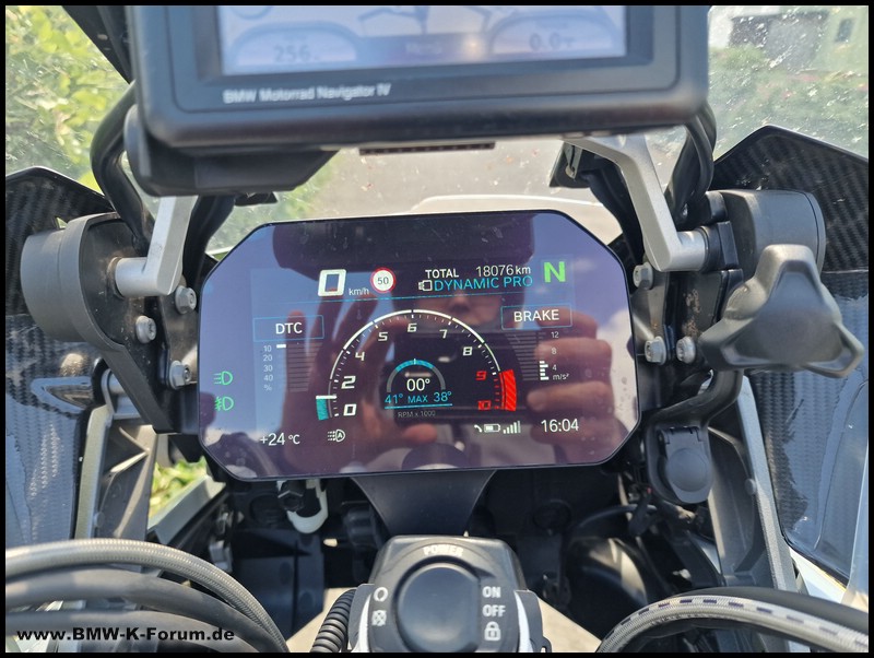 Cockpitanzeige Dunlop Trailmax Raid auf R 1250 GSA