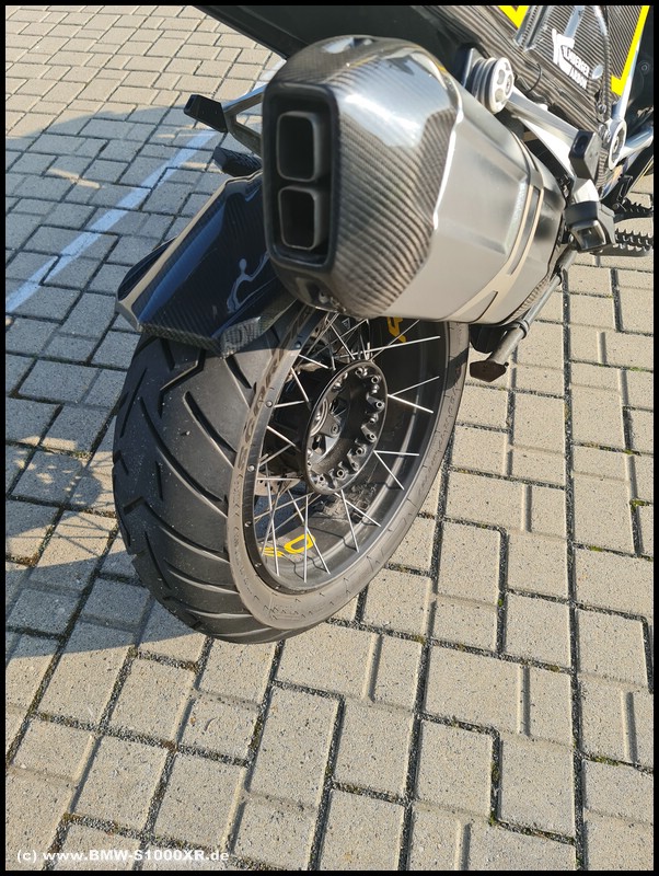 Bild des angefahrenen Pirelli Scorpion Trail 2 auf R 1250 GS Adventure