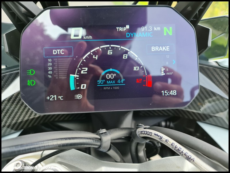 Cockpitanzeige vom Test des Pirelli Angel GT 2 auf S 1000 XR - K 69