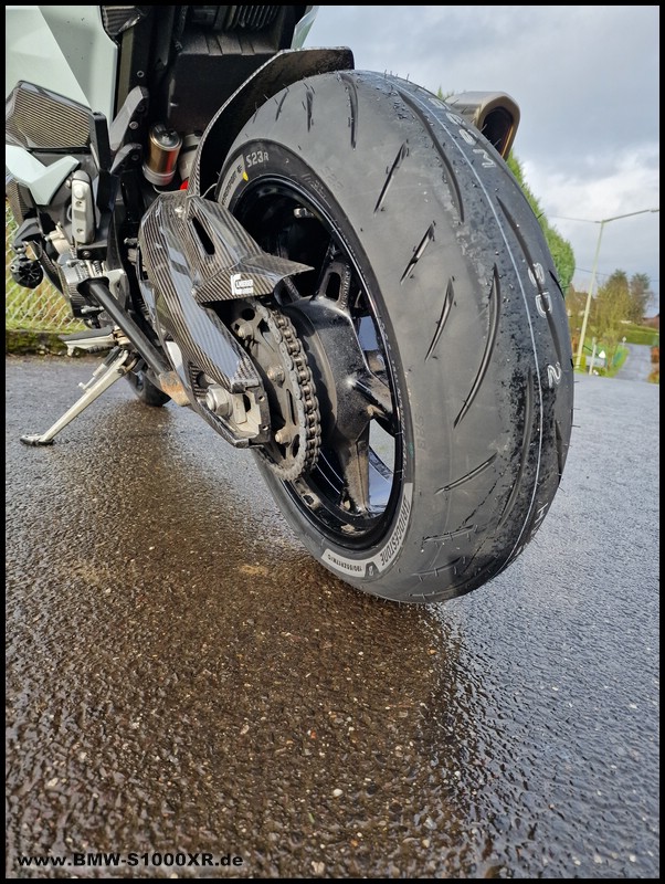 S 1000 XR mit Bridgestone S 23 - hinten