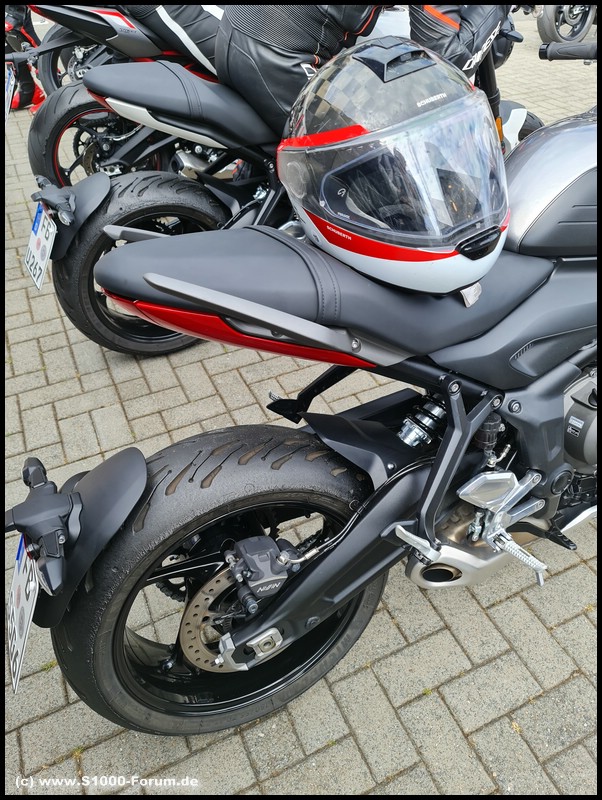 Triumph Trident 660 - Reifen Hinten nach Rennstrecke